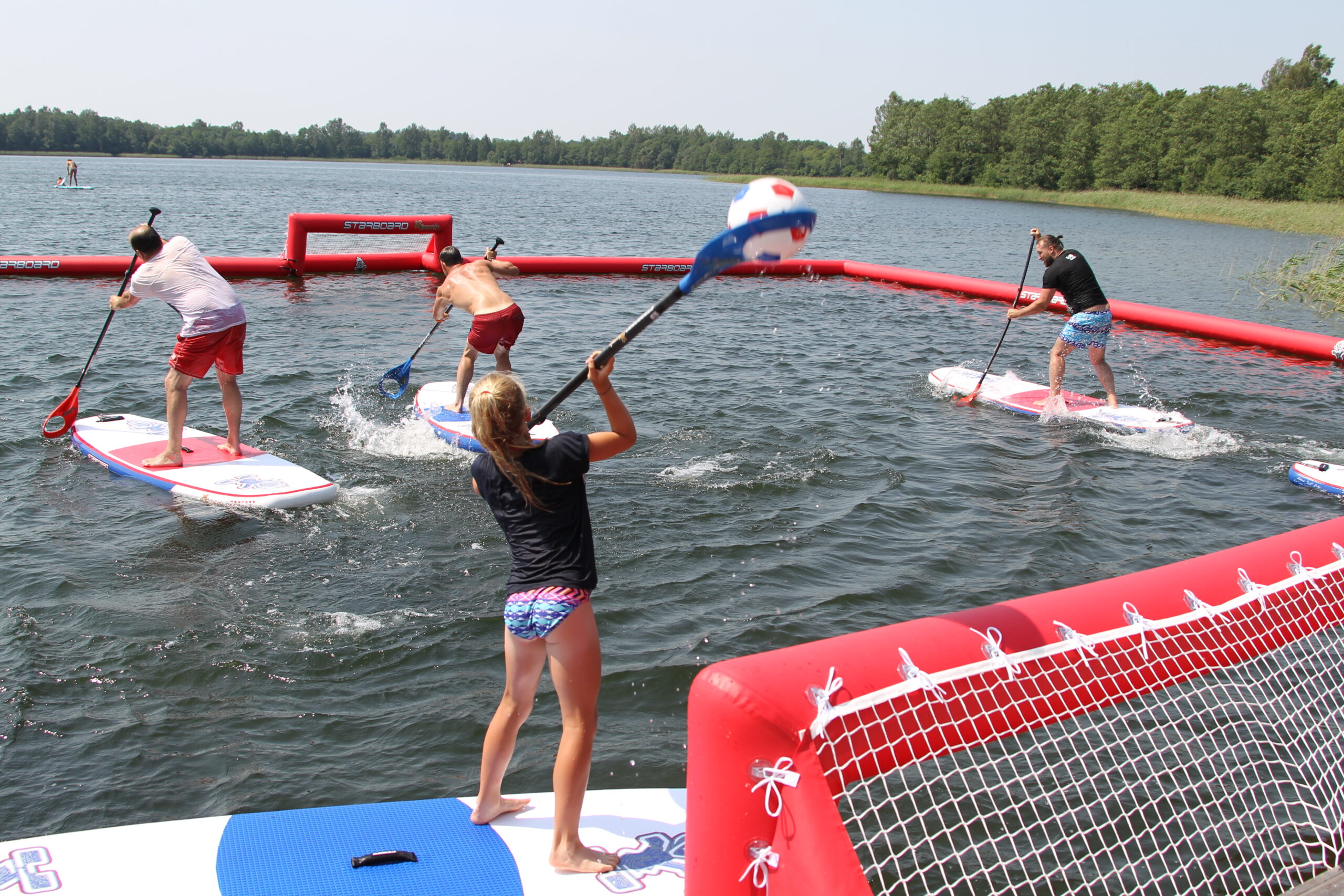 SUP polo rungtynės ant vandensRenginiai verslui tarp kolegų